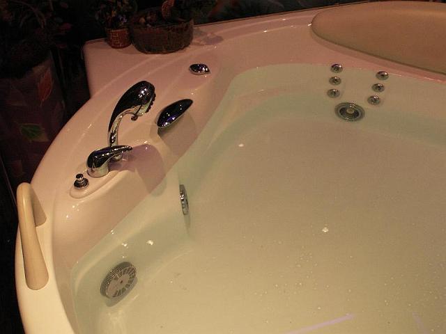 按摩浴池 (Jacuzzi)